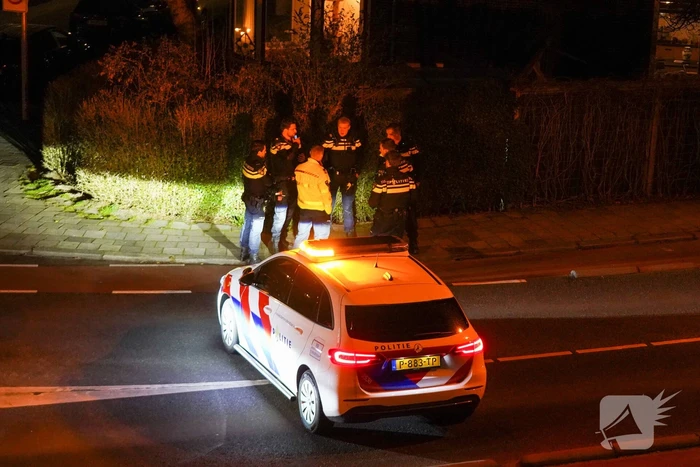 Auto rijdt door tuin waarna bestuurder vlucht