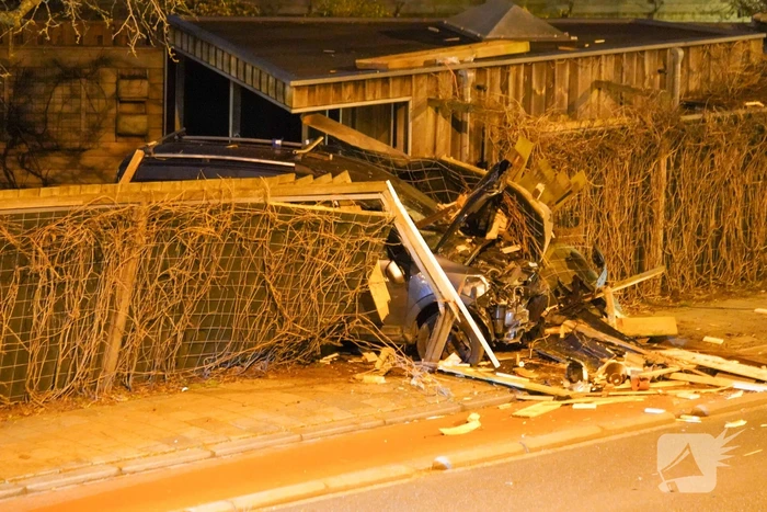 Auto rijdt door tuin waarna bestuurder vlucht