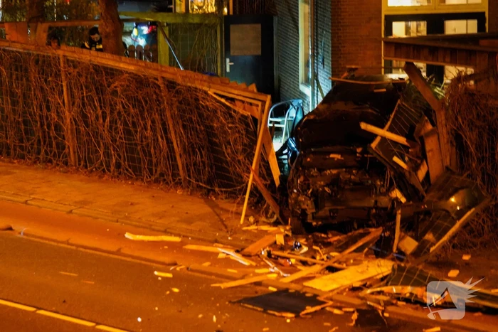 Auto rijdt door tuin waarna bestuurder vlucht