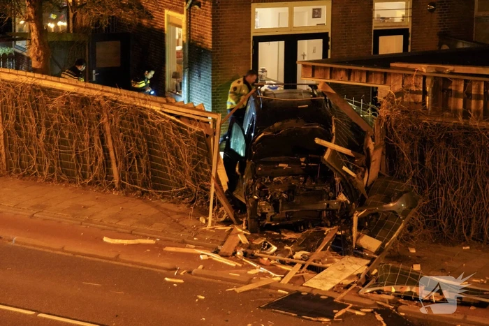 Auto rijdt door tuin waarna bestuurder vlucht