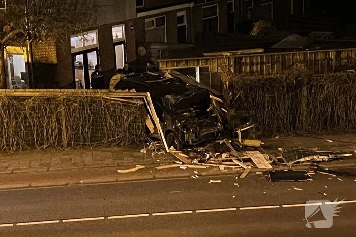 Auto rijdt door tuin waarna bestuurder vlucht