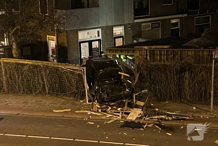Auto rijdt door tuin waarna bestuurder vlucht