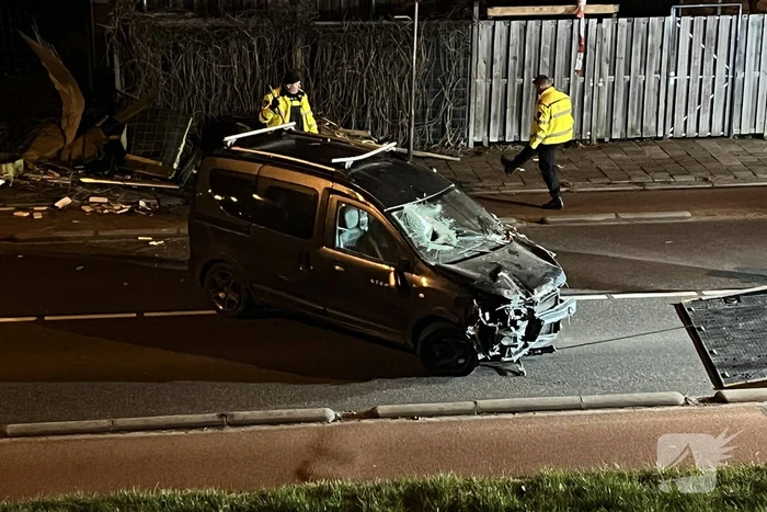 Auto rijdt door tuin waarna bestuurder vlucht