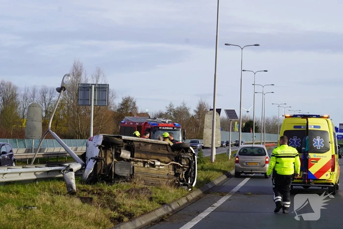 Automobiliste komt op zijkant tot stilstand