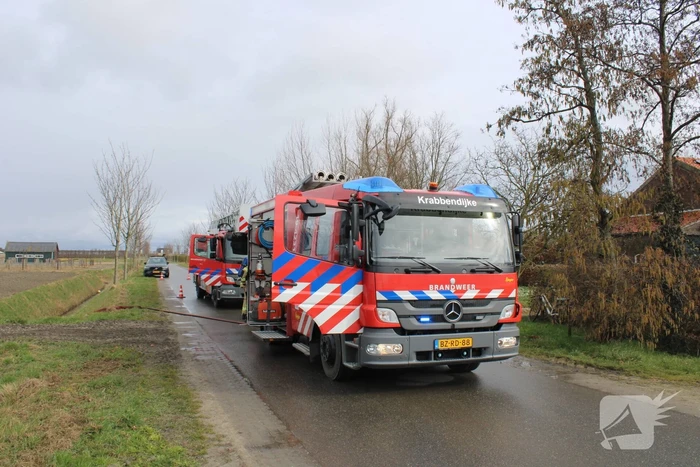 Dak beschadigd door brand, brandweerman onwel tijdens inzet