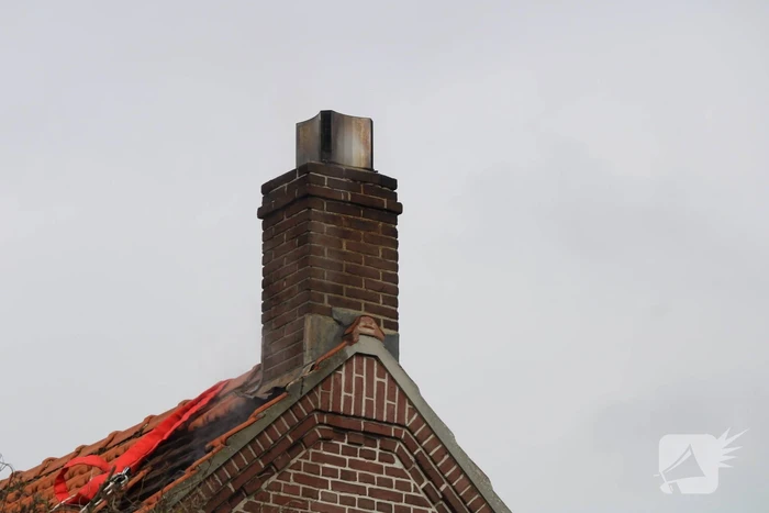 Dak beschadigd door brand, brandweerman onwel tijdens inzet