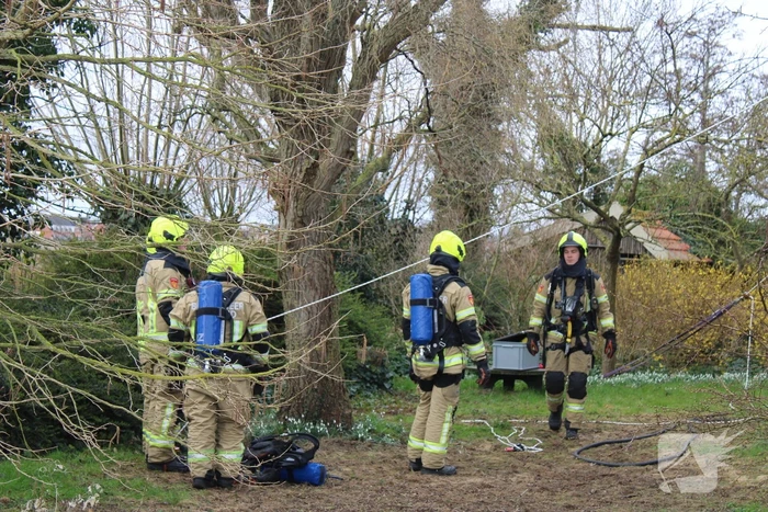 Dak beschadigd door brand, brandweerman onwel tijdens inzet