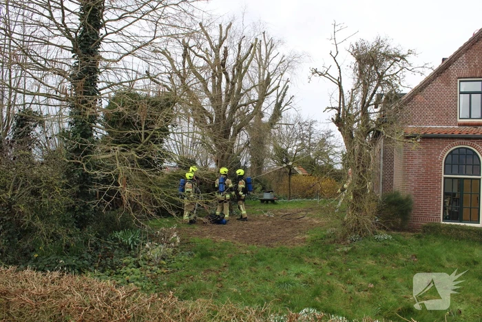 Dak beschadigd door brand, brandweerman onwel tijdens inzet