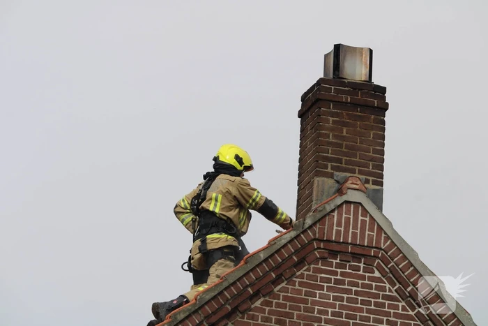 Dak beschadigd door brand, brandweerman onwel tijdens inzet