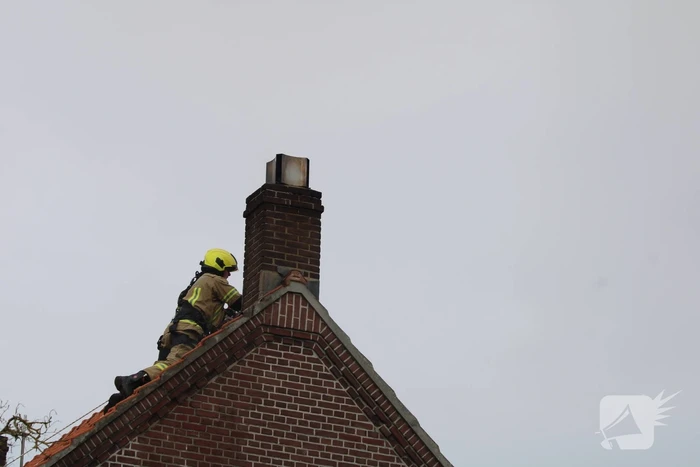Dak beschadigd door brand, brandweerman onwel tijdens inzet