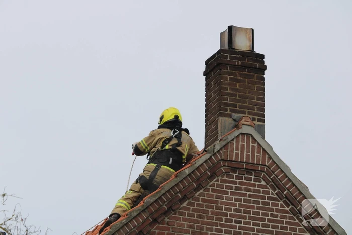 Dak beschadigd door brand, brandweerman onwel tijdens inzet