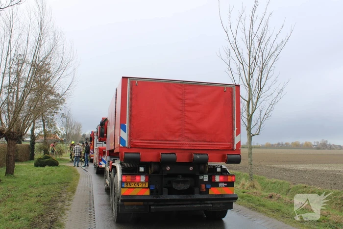 Dak beschadigd door brand, brandweerman onwel tijdens inzet