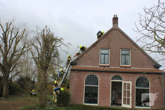 Dak beschadigd door brand, brandweerman onwel tijdens inzet