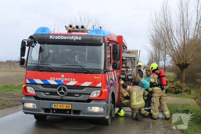 Dak beschadigd door brand, brandweerman onwel tijdens inzet