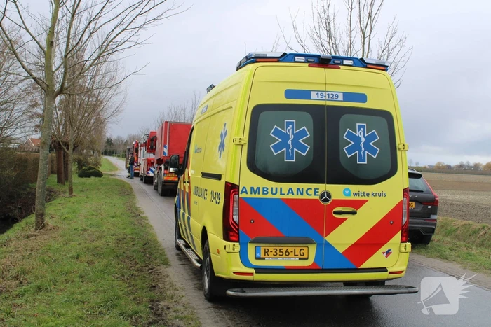 Dak beschadigd door brand, brandweerman onwel tijdens inzet