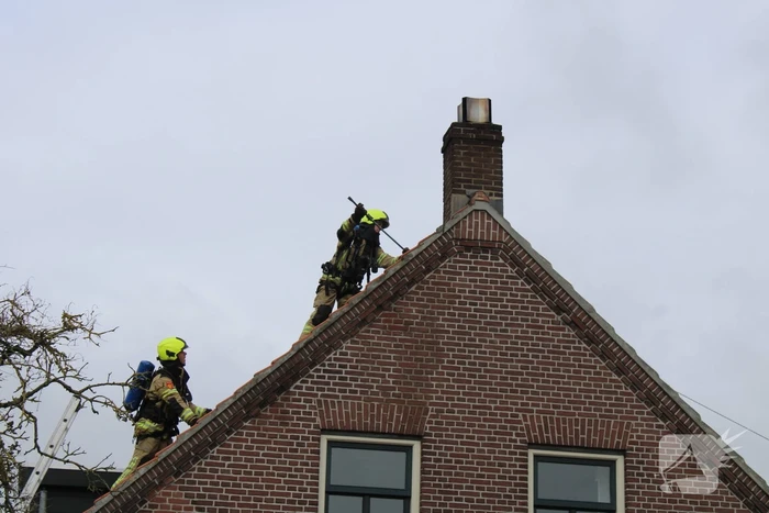 Dak beschadigd door brand, brandweerman onwel tijdens inzet