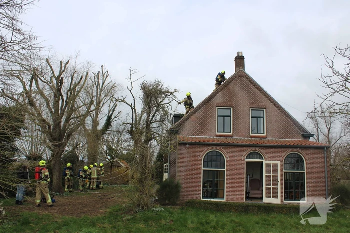 Dak beschadigd door brand, brandweerman onwel tijdens inzet