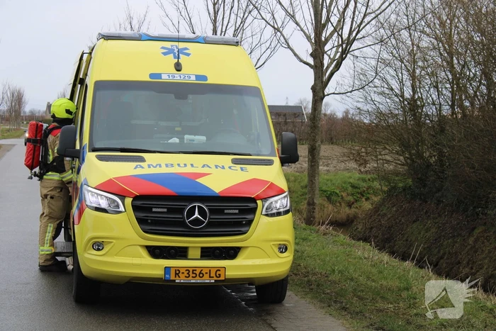 Dak beschadigd door brand, brandweerman onwel tijdens inzet