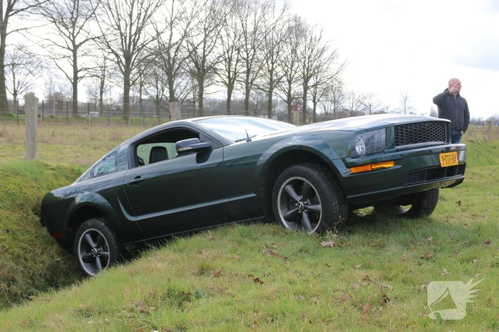 Ford mustang belandt in droge sloot