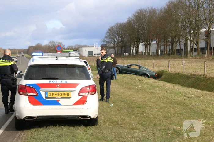 Ford mustang belandt in droge sloot