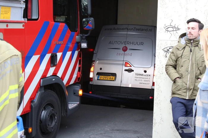 Bestelbus vast onder ingang parkeergarage