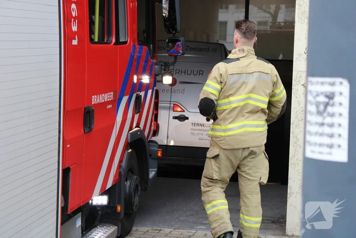 Bestelbus vast onder ingang parkeergarage