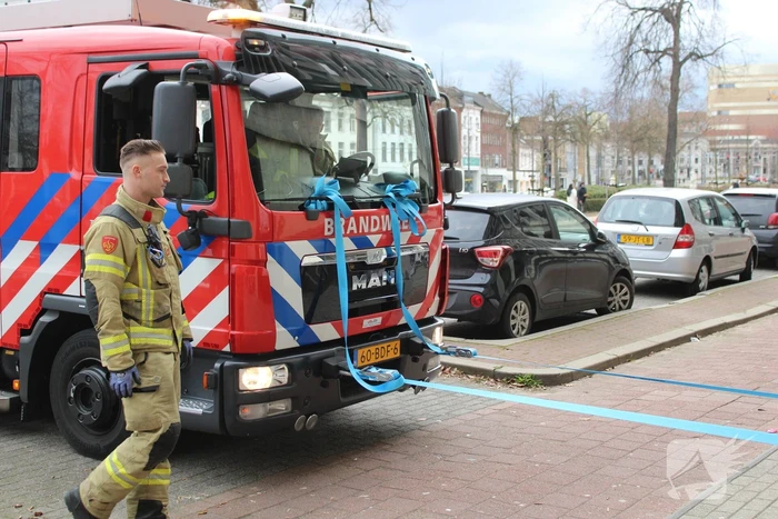 Bestelbus vast onder ingang parkeergarage