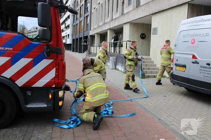 Bestelbus vast onder ingang parkeergarage