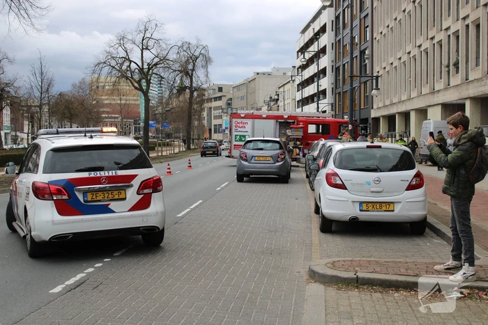 Bestelbus vast onder ingang parkeergarage