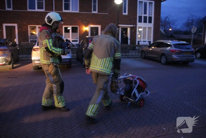 Brandweer verricht metingen naar vreemde lucht