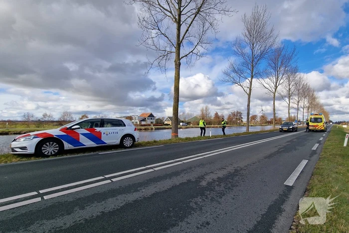 Auto eindigt kopje onder