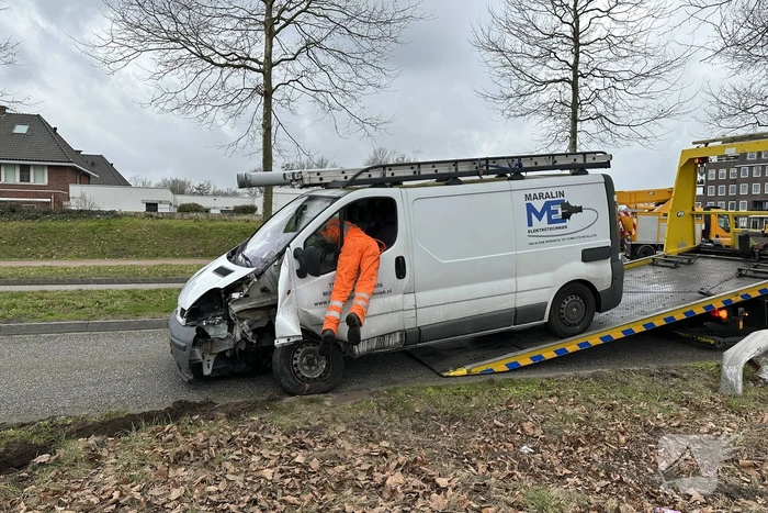 Bestuurder bestelbus verliest macht over het stuur en vliegt over vluchtheuvel