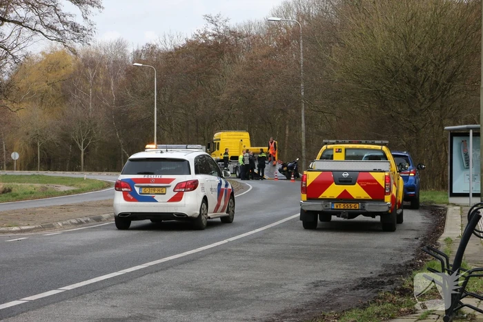 Motorrijder komt ten val, weg tijdelijk afgesloten