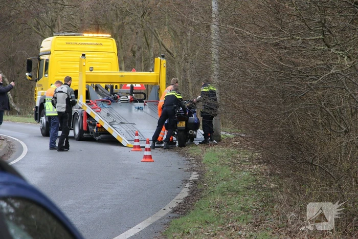 Motorrijder komt ten val, weg tijdelijk afgesloten