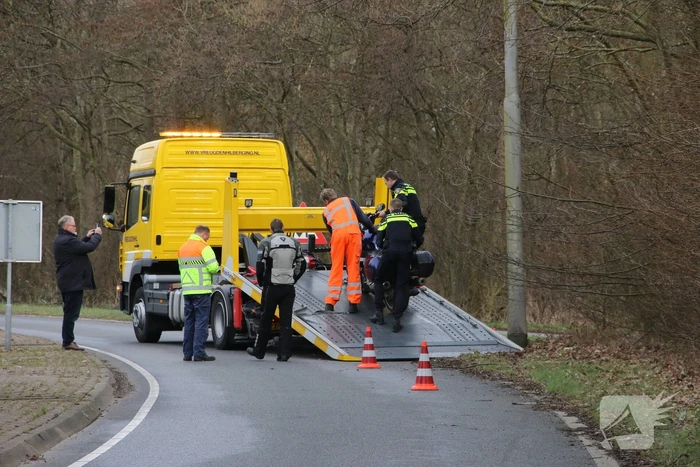 Motorrijder komt ten val, weg tijdelijk afgesloten