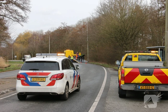 Motorrijder komt ten val, weg tijdelijk afgesloten