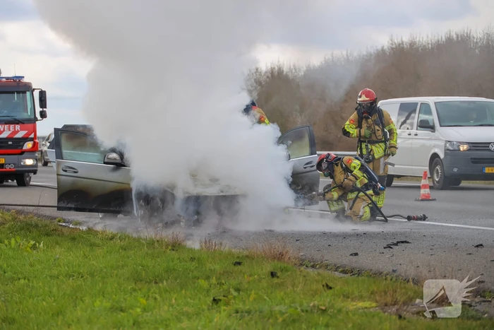 Mercedes verwoest door brand