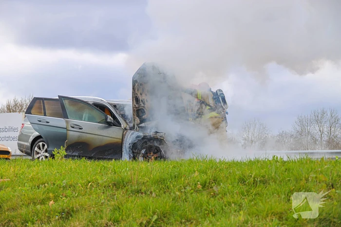 Mercedes verwoest door brand
