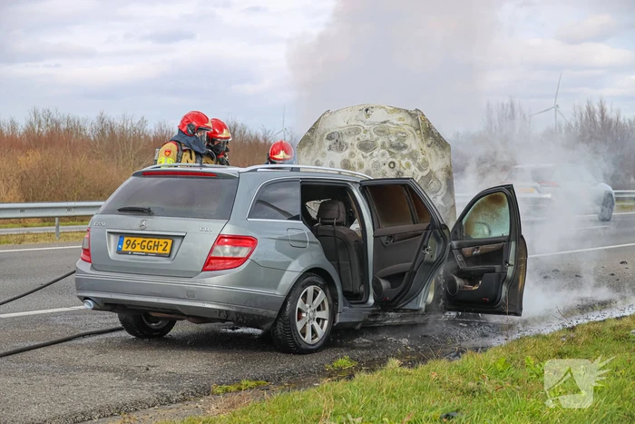 Mercedes verwoest door brand