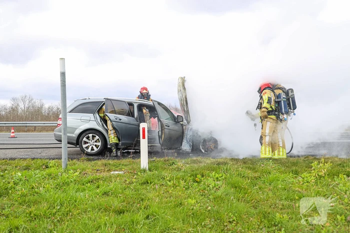 Mercedes verwoest door brand