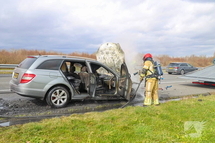 Mercedes verwoest door brand
