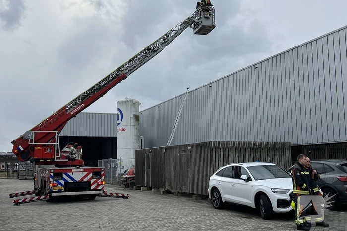 Vogelnest in lichtkoepel vliegt in brand