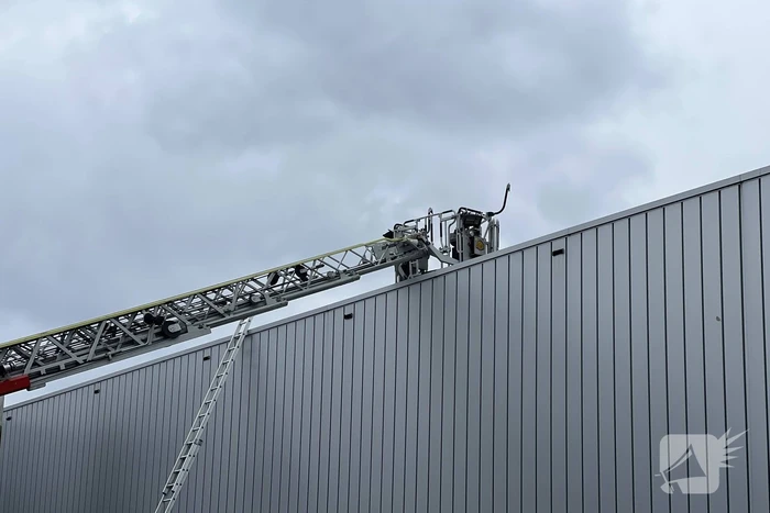 Vogelnest in lichtkoepel vliegt in brand