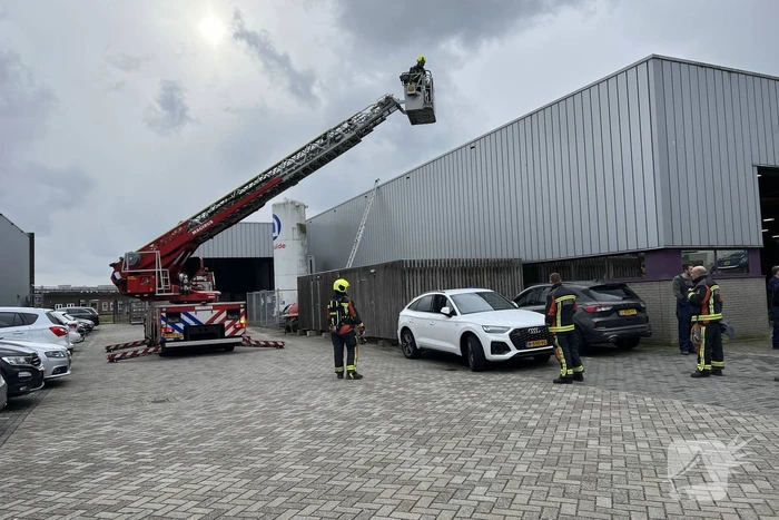 Vogelnest in lichtkoepel vliegt in brand