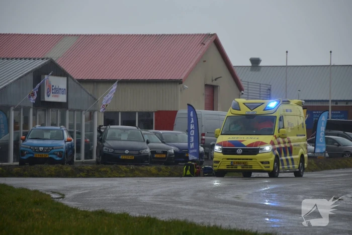 Traumahelikopter landt bij autobedrijf