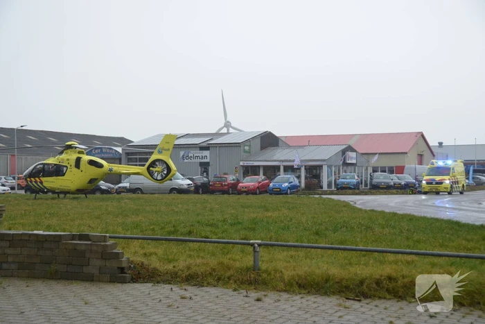 Traumahelikopter landt bij autobedrijf