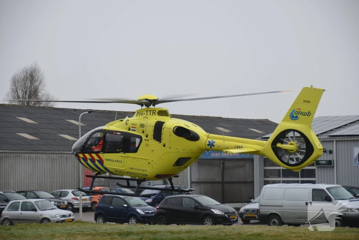 Traumahelikopter landt bij autobedrijf