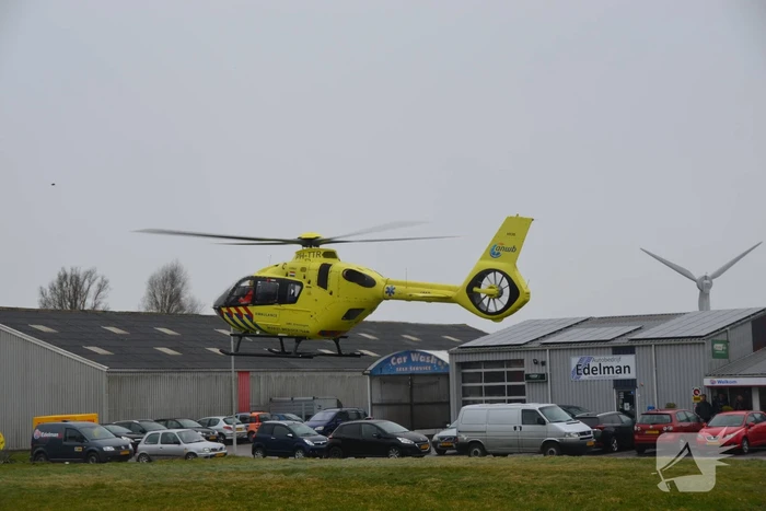 Traumahelikopter landt bij autobedrijf