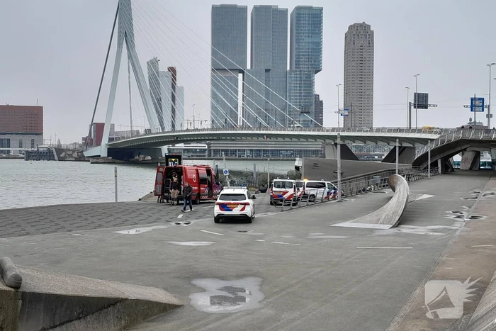 Persoon gered uit Nieuwe Maas door watertaxi