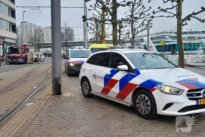 Persoon gered uit Nieuwe Maas door watertaxi